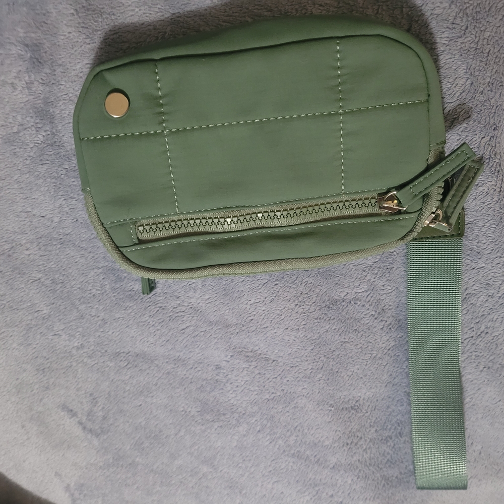 Unk Quilted Green Wristlet Clutch